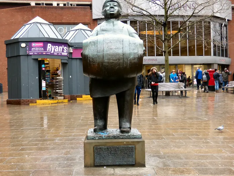 Bronze statue of a drayman carrying a barrel in Dortmund Square